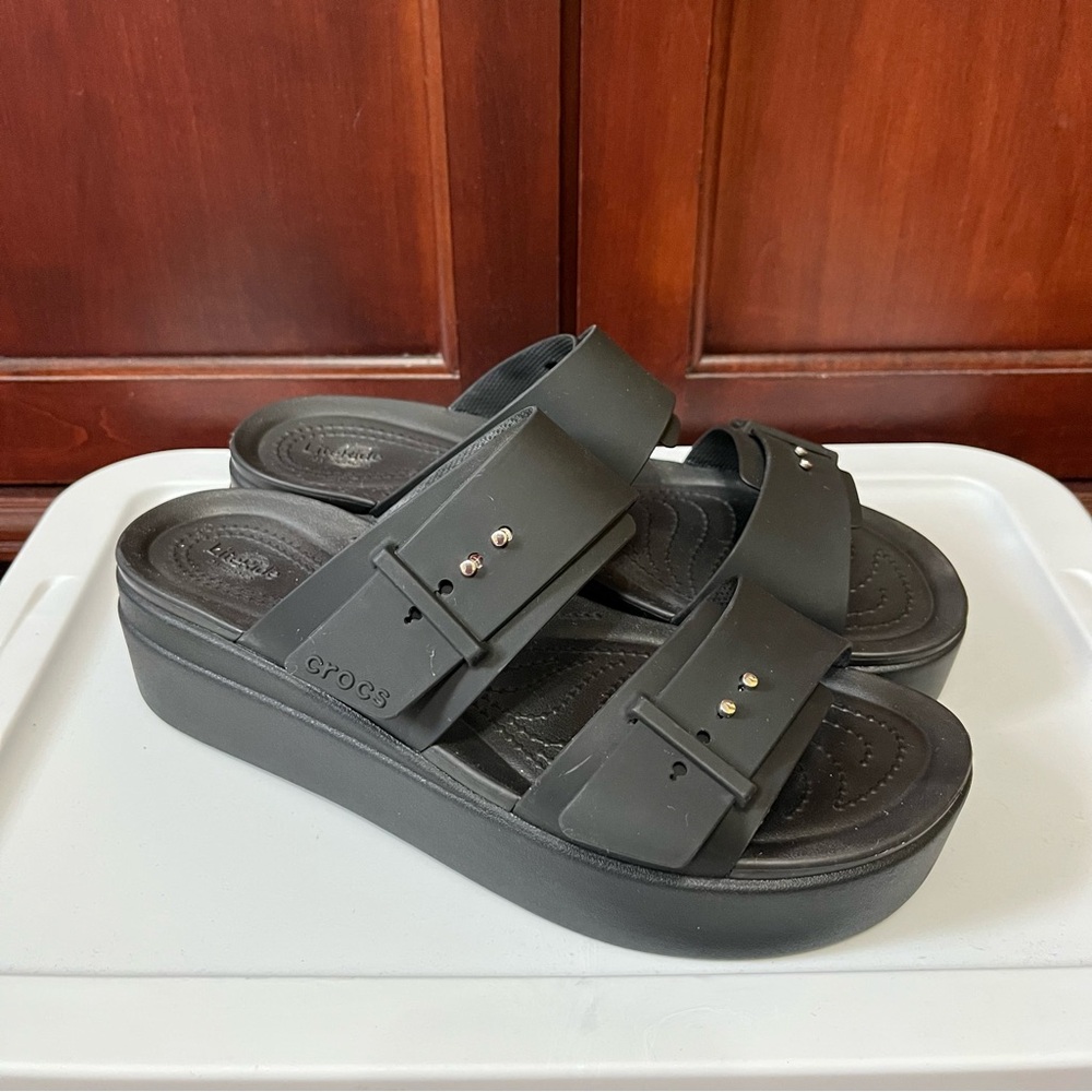 Crocs Brooklyn Buckle Sandals